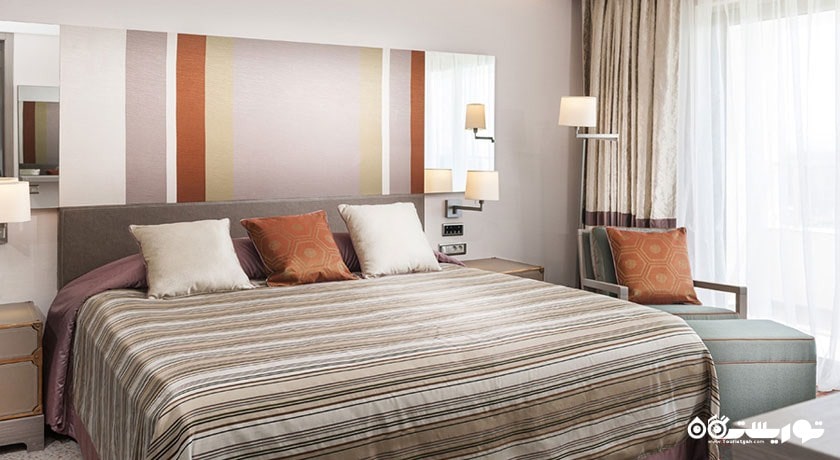 تخت بزرگ اتاق دلوکس